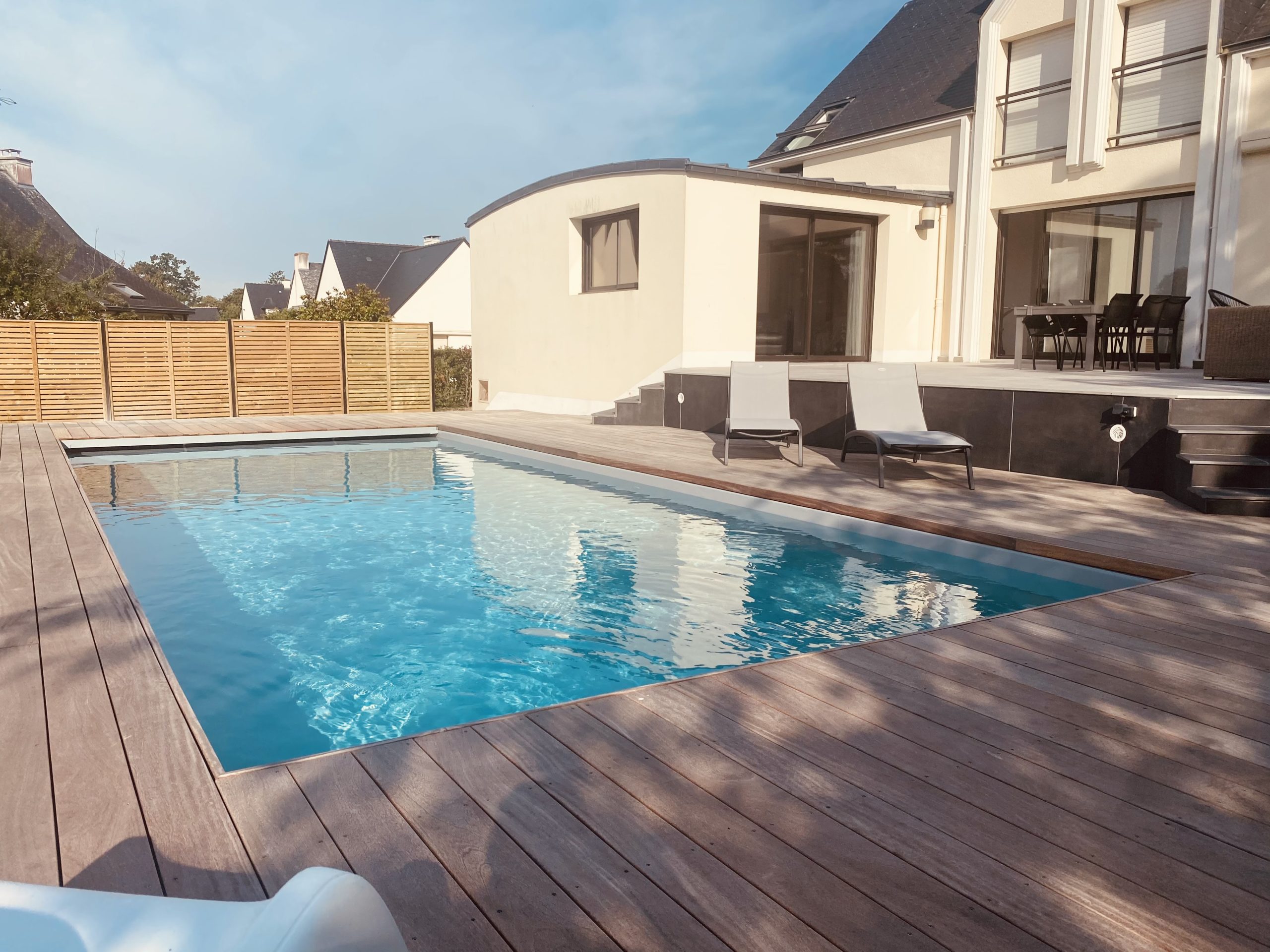 Piscine 9X4 M Habillage en boisCoumaru / Terrasse en grès cérame 90X90